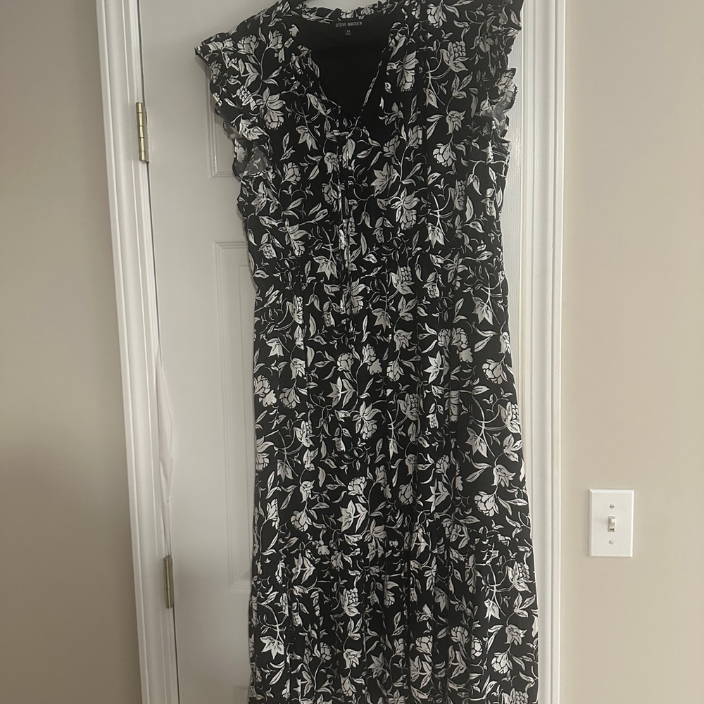 Steve Madden Black and White Flutter Sleeve Dress